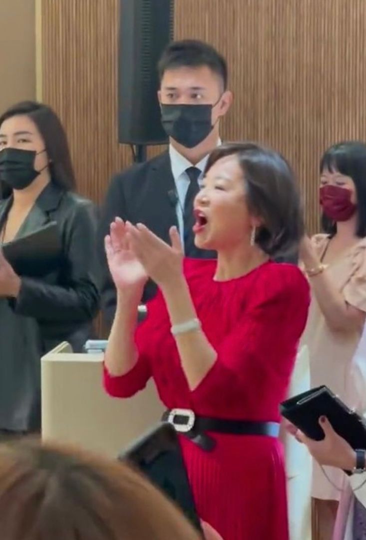 在活動上表現興奮。